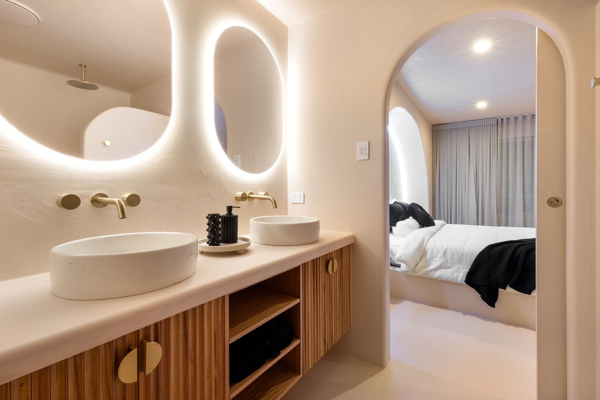 BOLD BATHROOM DETAILS. ARCHES. CURVED WALLS. FLOWING DESIGN.