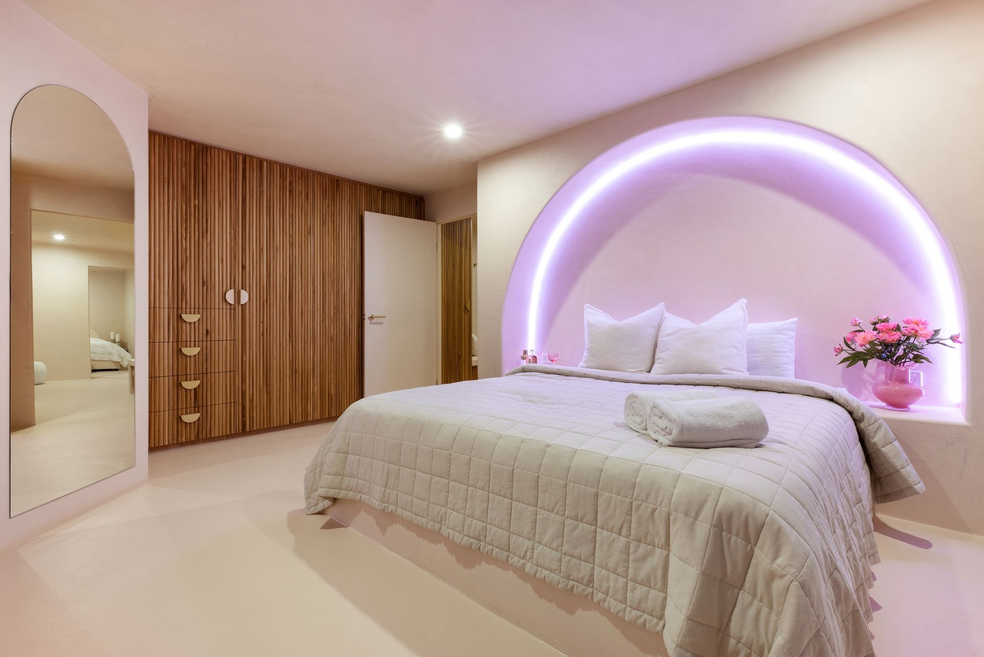 LUXURY BEDROOM DESIGN. CURVED WALLS. LED FEATURE LIGHTING.