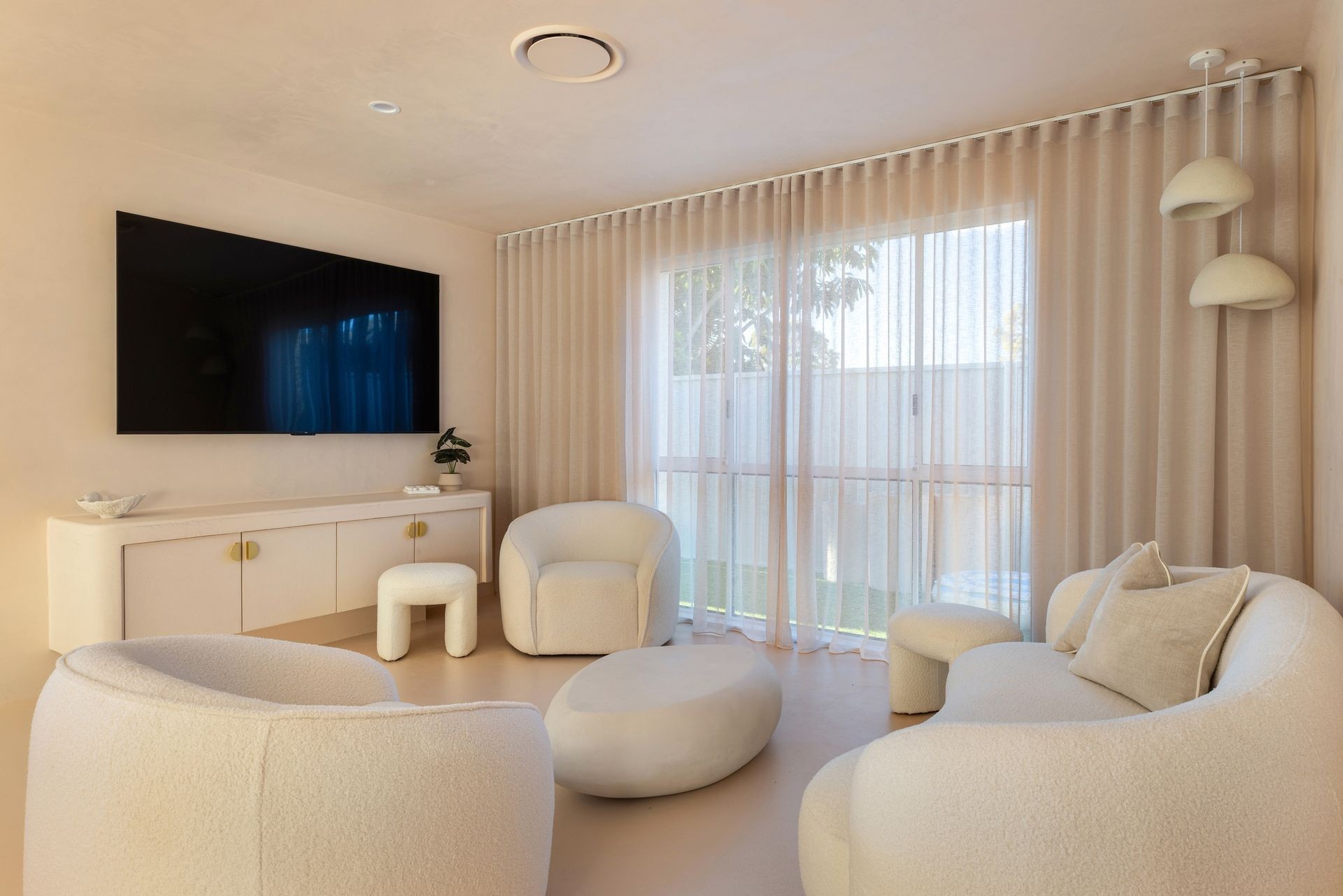 MODERN LIVING ROOM. CURVED FURNITURE. SEAMLESS OPEN SPACES.