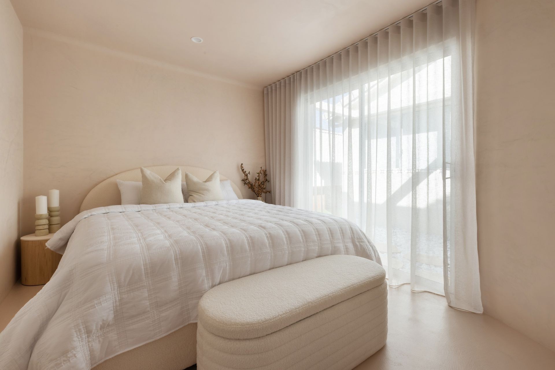 DURABLE LUXURY BEDROOMS. CURVED FEATURES. BUILT TO LAST.